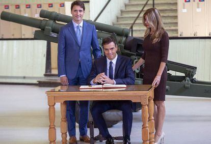 Trudeau, Sánchez y la esposa del presidente, Begoña Gómez.