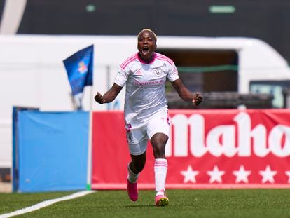 Racheal Kundananji celebra un tanto con la camiseta del Madrid CFF.