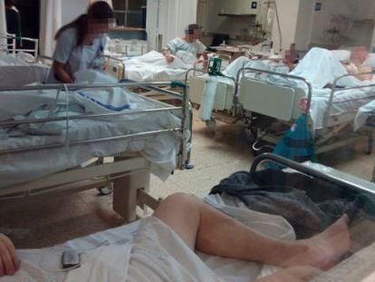 Enfermos fotografiados este lunes por un trabajador en una sala de urgencias de La Paz.