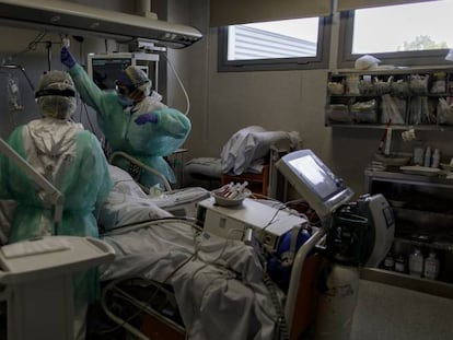 Personal sanitario atiende a un paciente ingresado en la UCI del Hospital Infanta Sofía, en San Sebastián de los Reyes (Madrid).