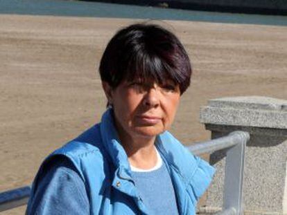 Margarita Uría, posa en la playa de Ereaga.