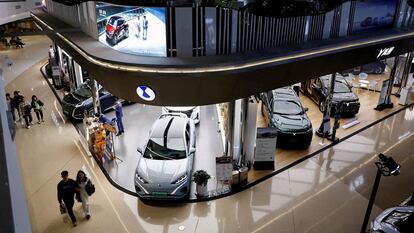 Un concesionario de vehículos 100% eléctricos en Pekín (China), en noviembre de 2023.