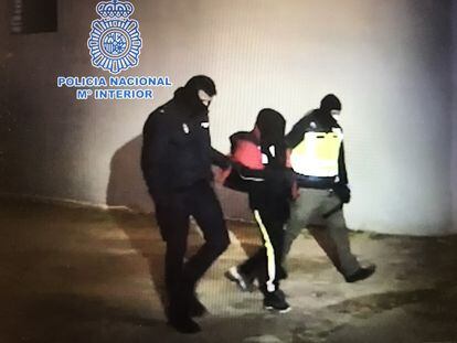 Imagen del vídeo de la Policía Nacional de la detención de un hombre que blandía un machete en Castellón, familiar de un yihadista.