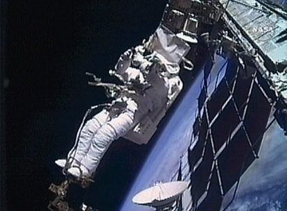 Robert Satcher, durante el primero de los tres paseos espaciales de la nueva misión del 'Atlantis'.