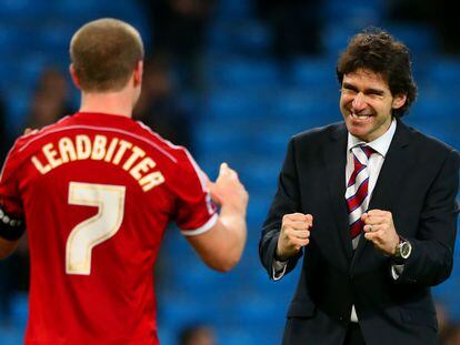 Aitor Karanka (c) celebra junto a un jugador del Middlesbrough.