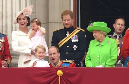 La reina de Inglaterra, Isabel II, reprende a su nieto, el duque de Cambridge, por incumplir el protocolo. Él solo intentaba educar a su hijo en la fortaleza emocional.