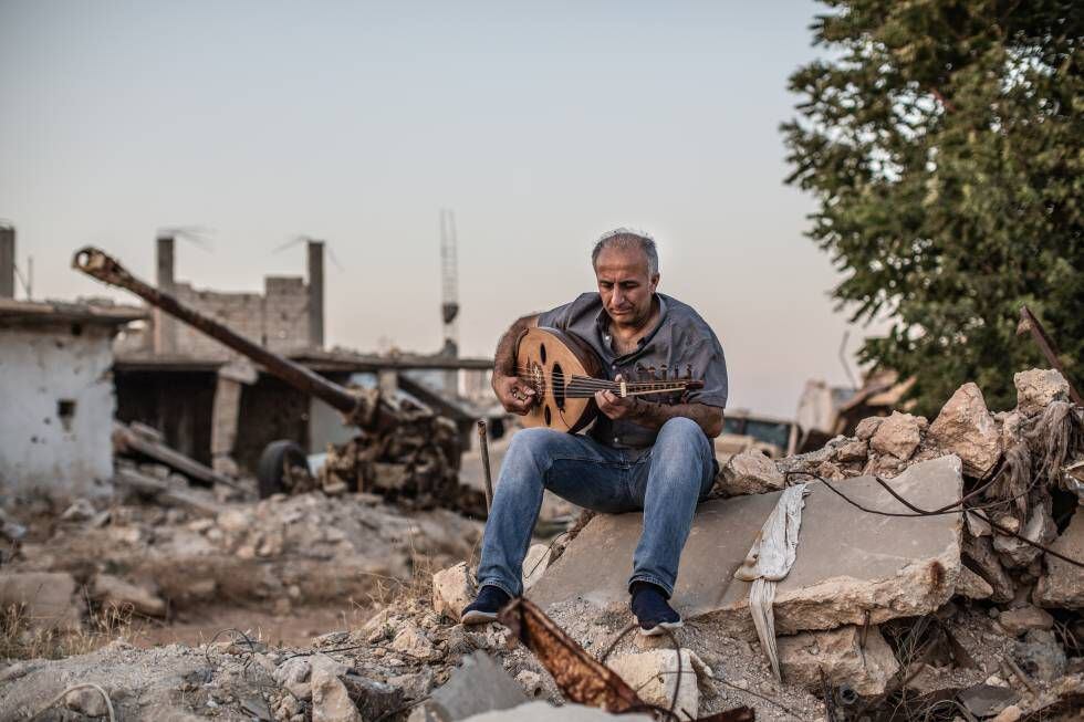 Gani Mirzo, después de 25 años en el exilio, regresa a Kobane con el deseo de silenciar el sonido de la guerra con la música de su laúd.