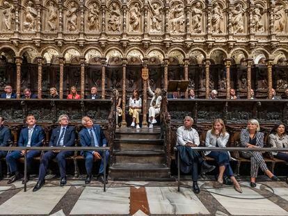 Josep Borrell (el cuarto por la izquierda) junto a ministros europeos de Defensa y otras autoridades, este martes en la catedral de Toledo.