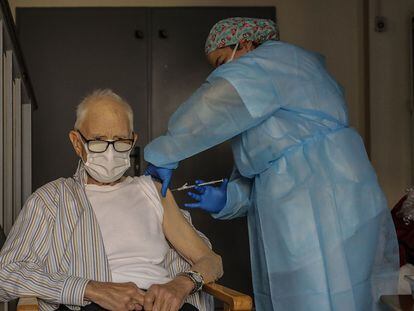 Un residente de un centro de Rafelbunyol recibe una dosis de la vacuna contra al covid, en una imagen de archivo.
