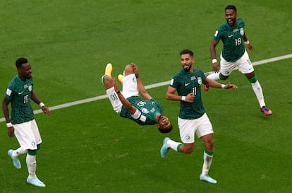 Salem Aldawsari (c) de Arabia Saudita celebra su gol frente a Argentina hoy, en un partido de la fase de grupos del Mundial de Fútbol Qatar 2022 entre Argentina y Arabia Saudita en el estadio de Lusail (Catar).