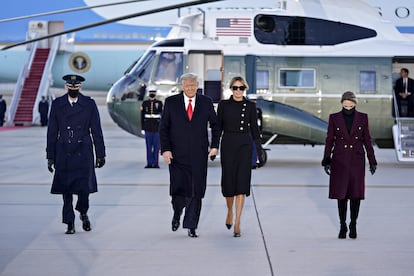 El presidente de los Estados Unidos, Donald Trump, y la primera dama, Melania Trump, durante la ceremonia de despedida en la Base de la Fuerza Aérea Andrews, Maryland, Estados Unidos, el 20 de enero.