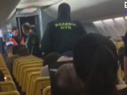 Fotograma del momento en el que un agente habla con una pareja "conflictiva" en un avión.