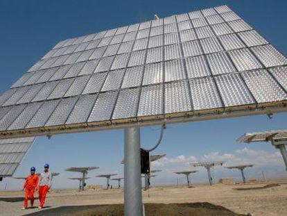 Operarios en un campo de paneles solares en Hami, China.