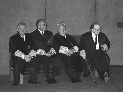 Los cuatro magistrados del Constitucional, (de izq. a dcha.): Tomás S. Vives, Javier Delgado, Manuel Jiménez de Parga y Enrique Ruiz-Vadillo, sentados en un banco durante el acto de su toma de posesión en 1995.
