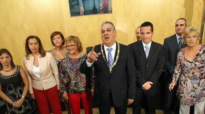 Agustín Navarro (en el centro), alcalde de Benidorm, con su equipo de Gobierno tras ganar la moción de censura, el 22 de septiembre.