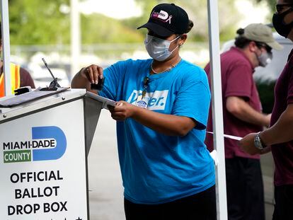 Una mujer sella uno de los buzones para depositar el voto por adelantado en el condado de Miami-Dade en las elecciones presidenciales del pasado noviembre.