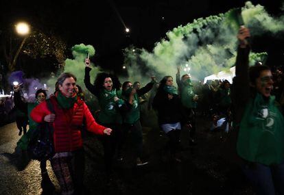 Bengalas verdes, el color de la campaña a favor del aborto legal, seguro y gratuito.