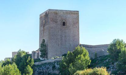 La Torre Alfonsina, erigida en el punto más alto del cerro del castillo, fue mandada construir por el rey Alfonso X en 1244.