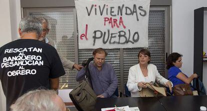 Elena Cortés, reunida con vecinos de una corrala de Sevilla, en 2012.