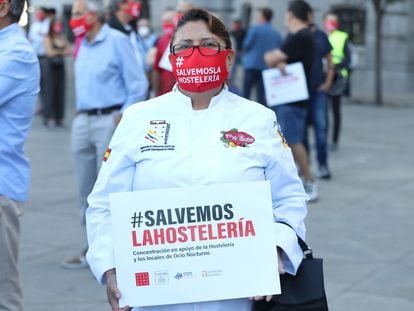 Una trabajadora de la hostelería, este miércoles en la protesta del sector en Madrid.