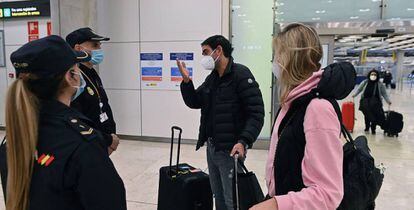 Pasajeros provenientes de Londres aterrizan en el aeropuerto Adolfo Suárez Madrid Barajas este lunes.