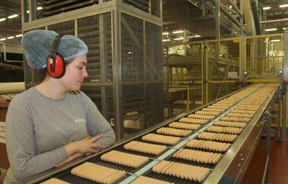 Una trabajadora vigila los barquillos en la fábrica nueva de Gullón
