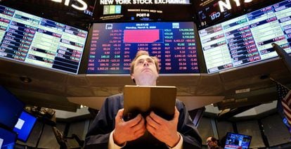 Un broker trabaja este lunes en la Bolsa de Wall Street, en Nueva York (Estados Unidos). 