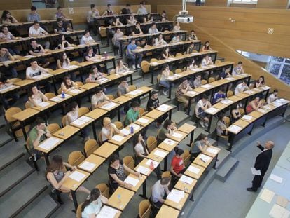 Vista de un aula en el examen de Selectividad en la Facultad de Odontología de la Universidad Complutense de Madrid, en 2016.
