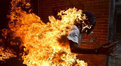 Un joven envuelto en llamas durante la protesta contra Nicolás Maduro del 3 de mayo de 2017.