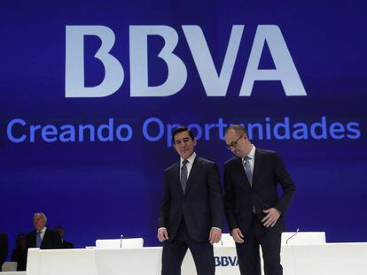 El presidente del BBVA Carlos Torres (i), junto al consejero delegado de la entidad bancaria, el turco Onur Genç (d). EFE/ Luis Tejido/Archivo