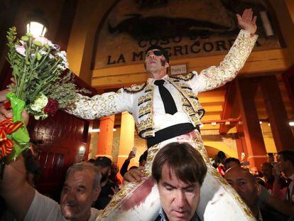 Juan José Padilla sale a hombros por la puerta grande de la plaza de La Misericordia, en Zaragoza, tras cortar dos orejas a su segundo toro.