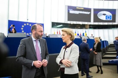 El líder del PPE, Manfred Weber, y la presidenta de la Comisión, Ursula von der Leyen, en el Parlamento Europeo.
