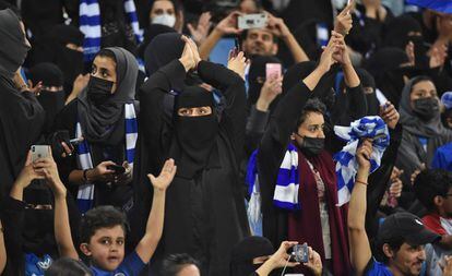 Mujeres saudíes animan a su equipo en un partido de fútbol en Riad en septiembre.