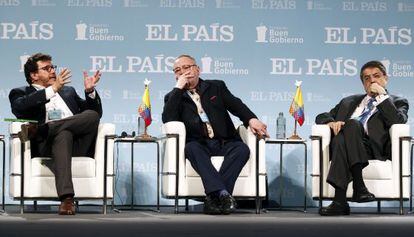 De izquierda a derecha: Santiago Gamboa, Fernando Savater y Sergio Ramírez, durante el diálogo 'La visión de los intelectuales'.