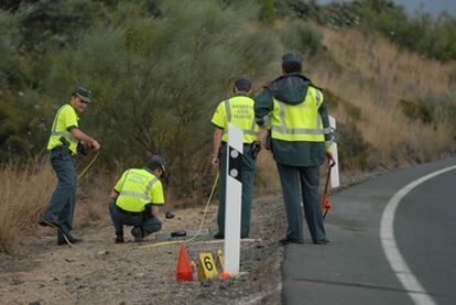 Agentes de la Guardia Civil realizan el peritaje en la carretera sevillana donde el torero José Ortega Cano sufrió un accidente el pasado mayo.