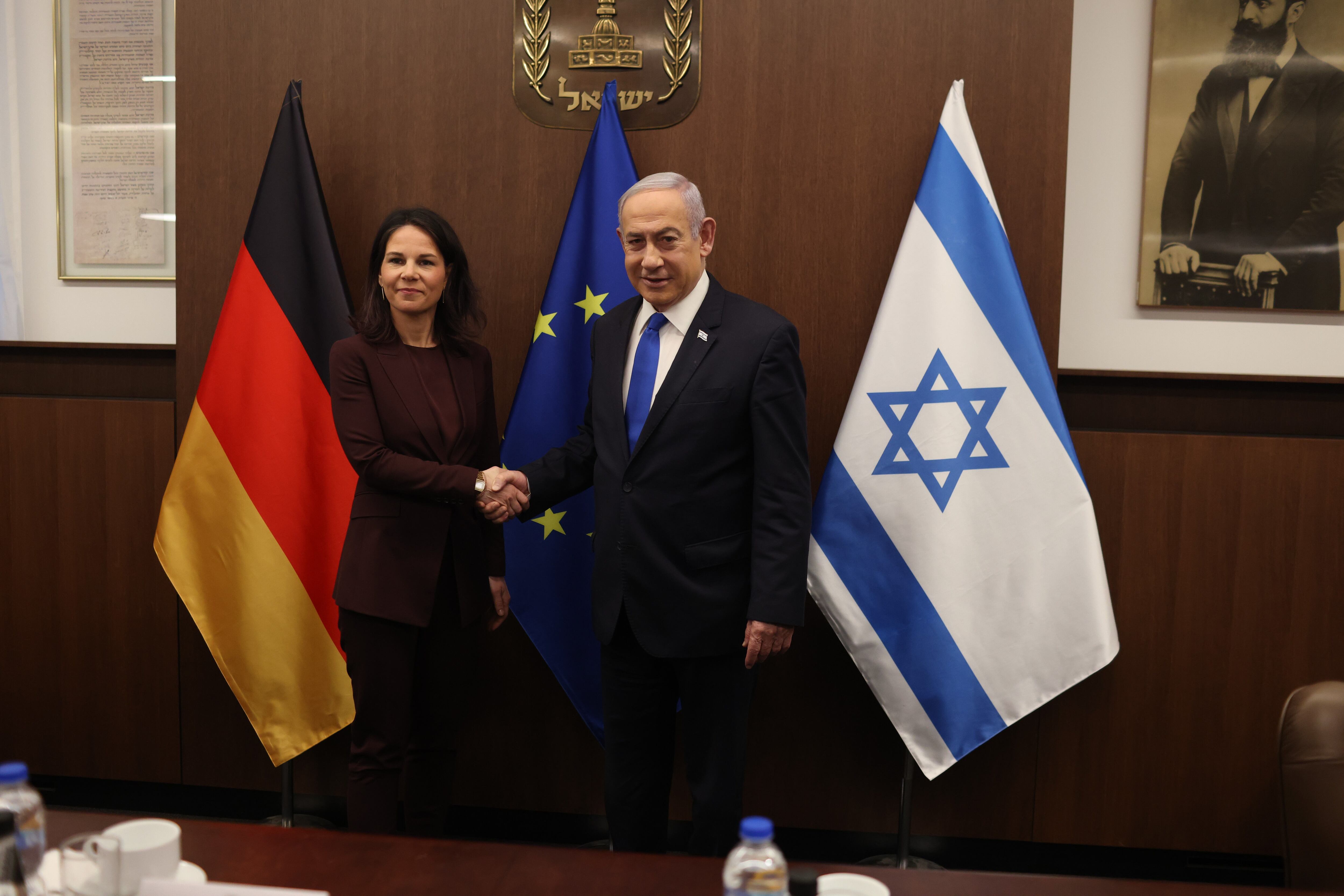 Annalena Baerbock y Benjamín Netanyahu, este miércoles antes de su reunión en Jerusalén, en una imagen difundida por el Gobierno de Israel.