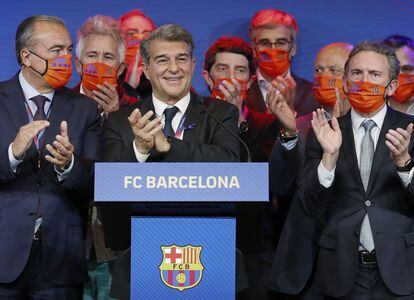 Joan Laporta (centro) celebra el pasado domingo su victoria en las elecciones a la presidencia del Barça.
