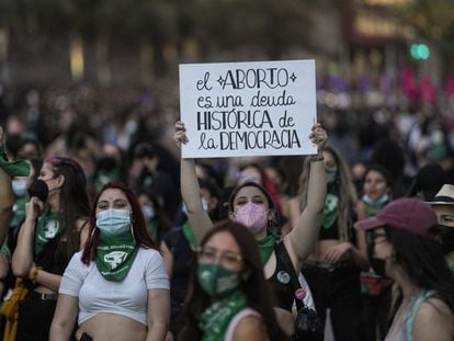 Mujeres participando de una marcha a favor del aborto en Santiago (Chile).