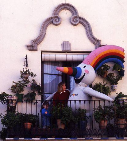 Días antes de ser inaugurada la Exposición Universal de Sevilla 92, el fotógrafo de EL PAÍS, Francisco Ontañón, recorrió sus instalaciones. Te mostramos imágenes nunca antes publicadas en formato digital. En la imagen, Curro, mascota de la Expo 92, en un balcón en Sevilla.