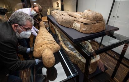 Una momia tras su restauración junto a su sarcófago en el Museo Arqueológico de la Universidad de Münster.
