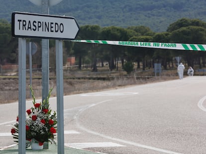 Agentes de la guardia civil, en la zona donde se encontró el cuerpo de Esther López.