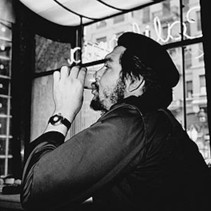 Ernesto Che Guevara, en la cafetería California, en la calle Gran Vía de Madrid.
/ CÉSAR LUCAS (EP)