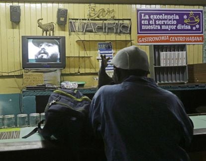 Un hombre ante una televisión en La Habana tras conocerse el fallecimiento de Castro.