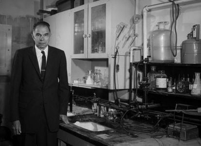 Glenn Seaborg, en 1962, posa en el laboratorio donde hab&iacute;a sintetizado el plutonio dos d&eacute;cadas antes