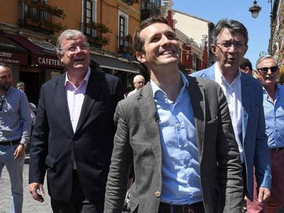 Pablo Casado junto al alcalde de León, Antonio Silván (i), y el presidente de la Diputación y del PP de León, Juan Martínez Majo.