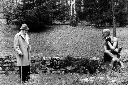 Ezra Pound visits the grave of James Joyce in Geneva in 1967.