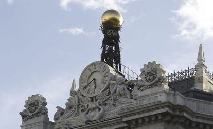 Reloj en la fachada de la sede del Banco de España, en la plaza de Cibeles en Madrid.