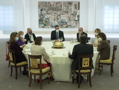 Pedro Sánchez junto a los secretarios generales de UGT y CC OO, José Álvarez y Unai Sordo y Nadia Calviño, Yolanda Díaz, Teresa Ribera, María Jesús Montero y José Luis Escrivá, miembros del Gobierno