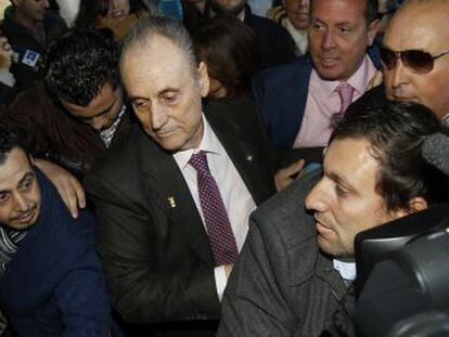 El ex consejero delegado del Betis Manuel Ruiz de Lopera accede a los juzgados sevillanos en 2013.