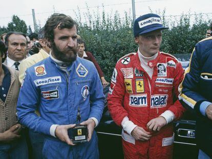 Niki Lauda (todavía con secuelas visibles de su accidente) con Harald Ertl en Monza en 1976. Ertl fue, junto a Guy Edwards y Arturo Mezzario, quien salvó su vida al auxiliarlo al instante tras el accidente.